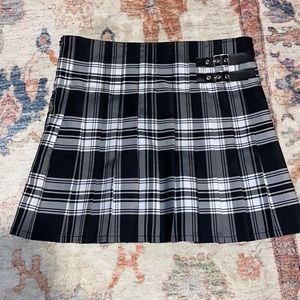 no boundaries. pleated. black and white plaid skirt. size L. (11-13)